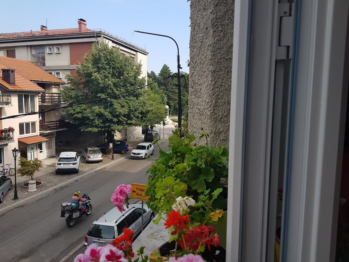 Cetinje Şehir Merkezinde satılık Yenilenmiş 2+1 Daire